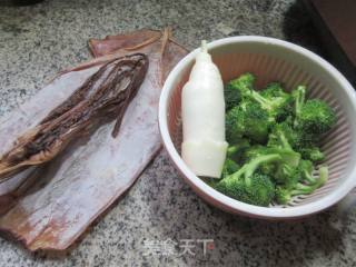 茭白鱿鱼鲞炒西兰花的做法步骤：1