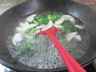 茭白鱿鱼鲞炒西兰花的做法步骤：6
