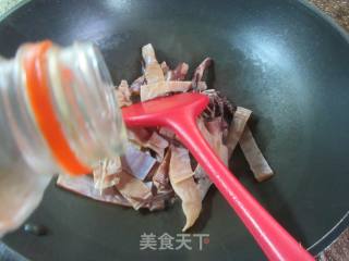 茭白鱿鱼鲞炒西兰花的做法步骤：7