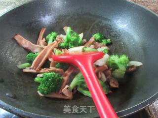 茭白鱿鱼鲞炒西兰花的做法步骤：9