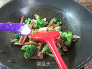 茭白鱿鱼鲞炒西兰花的做法步骤：10