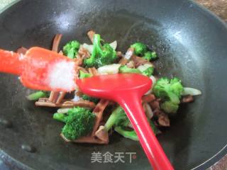 茭白鱿鱼鲞炒西兰花的做法步骤：11