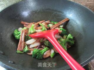 茭白鱿鱼鲞炒西兰花的做法步骤：12