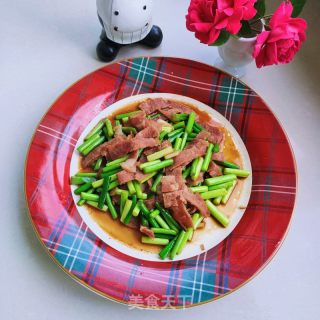 培根炒蒜薹的做法