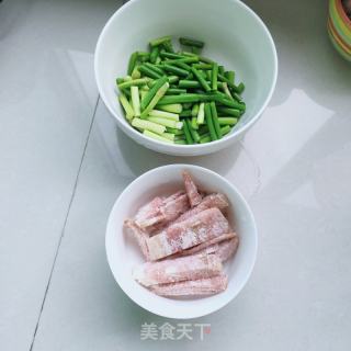 培根炒蒜薹的做法步骤：2