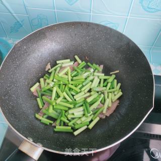 培根炒蒜薹的做法步骤：5