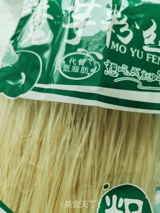 牛肉炒魔芋粉丝的做法步骤：1