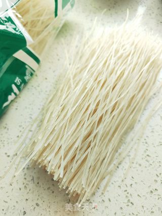 牛肉炒魔芋粉丝的做法步骤：2