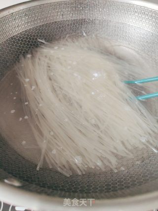 牛肉炒魔芋粉丝的做法步骤：4