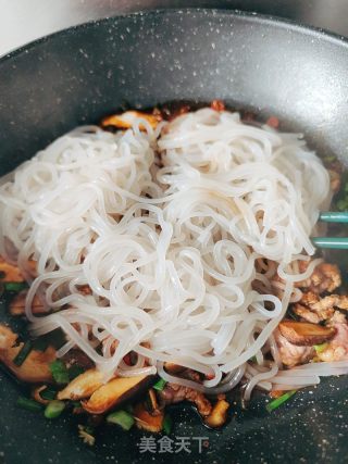 牛肉炒魔芋粉丝的做法步骤：12