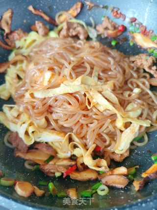 牛肉炒魔芋粉丝的做法步骤：15