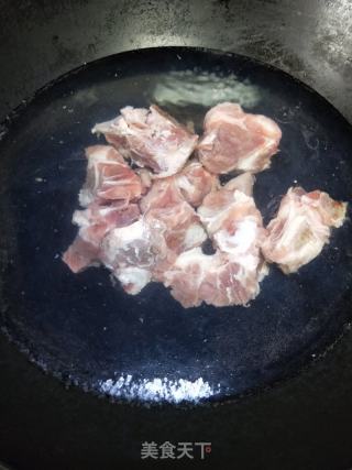 三七粉炖猪骨汤的做法步骤：1