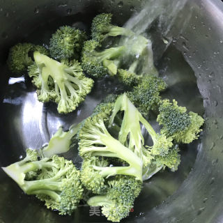 西兰花拌甜豆的做法步骤：1