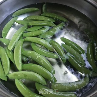 西兰花拌甜豆的做法步骤：2