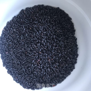 黑米糯米饭的做法步骤：1