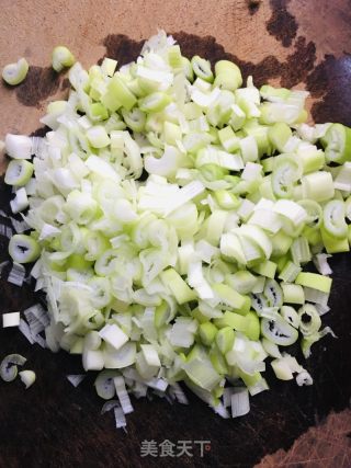 辣椒大葱煎鸡蛋的做法步骤：1