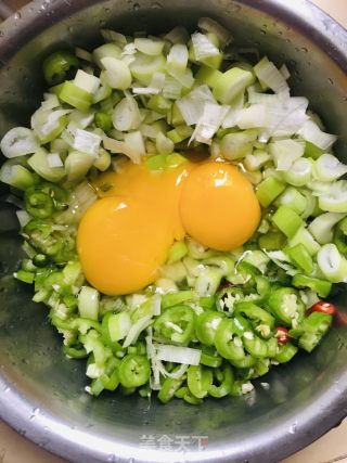 辣椒大葱煎鸡蛋的做法步骤：3
