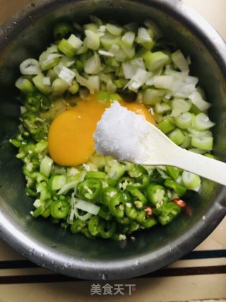 辣椒大葱煎鸡蛋的做法步骤：4