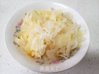 银耳山楂羹的做法步骤：1