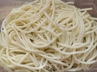 炸腐竹煎蛋汤米粉的做法步骤：1