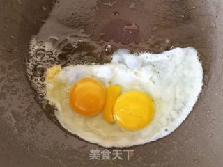 炸腐竹煎蛋汤米粉的做法步骤：4