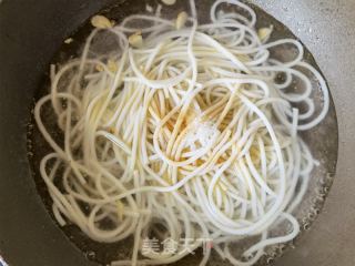 炸腐竹煎蛋汤米粉的做法步骤：10