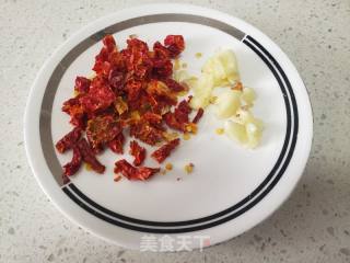 香葱炒红薯饸烙面的做法步骤：2