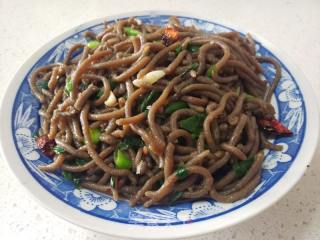 香葱炒红薯饸烙面的做法步骤：5