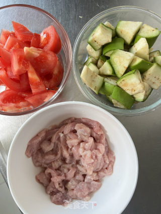 茄子番茄炒肉丝的做法步骤：1