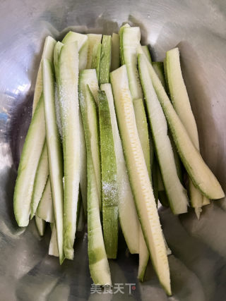 西葫芦炒肉丝的做法步骤：2