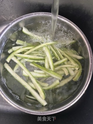 西葫芦炒肉丝的做法步骤：3
