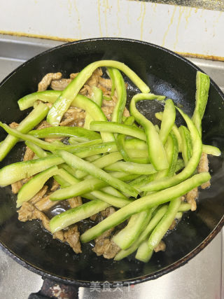 西葫芦炒肉丝的做法步骤：8