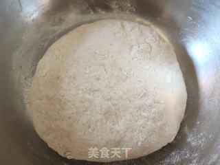 猪肉三鲜杏鲍菇西芹包子的做法步骤：2