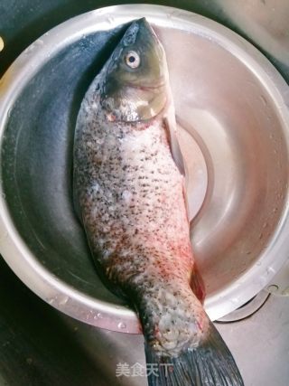 家常鲤鱼的做法步骤：1