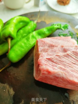 青椒炒肉的做法步骤：1
