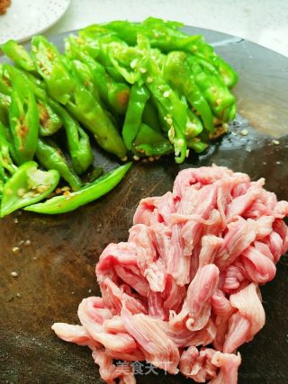 青椒炒肉的做法步骤：2