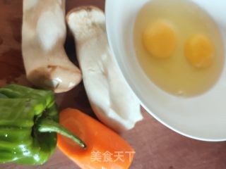 杏鲍菇炒鸡蛋的做法步骤：1