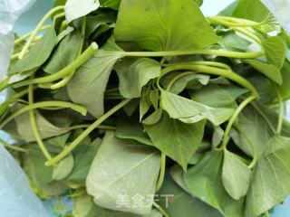 花生辣酱拌红薯叶的做法步骤：1