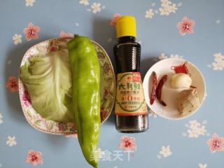 尖椒炒圆白菜丝的做法步骤：1