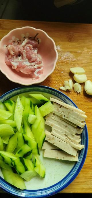 青瓜木耳炒肉饼瘦肉的做法步骤：2