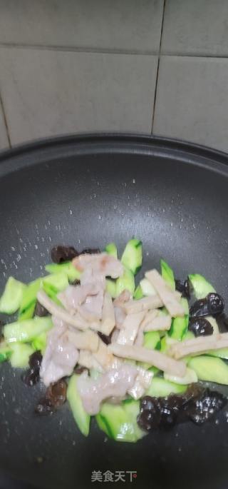 青瓜木耳炒肉饼瘦肉的做法步骤：8