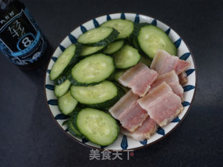 黄瓜炒咸肉的做法步骤：1