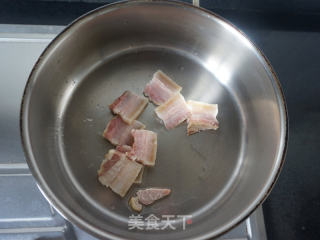 黄瓜炒咸肉的做法步骤：3