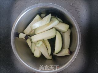 茄子红烧肉焖面的做法步骤：2