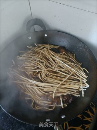 茄子红烧肉焖面的做法步骤：11
