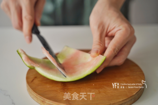 西瓜皮做酱菜的做法步骤：1