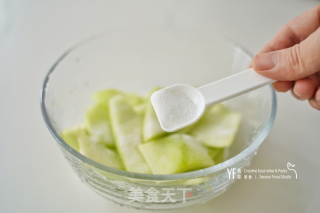 西瓜皮做酱菜的做法步骤：2