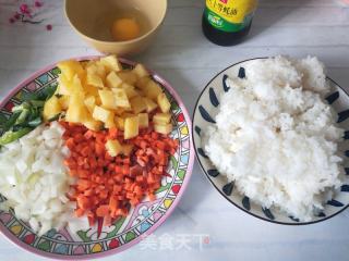 菠萝炒饭的做法步骤：2