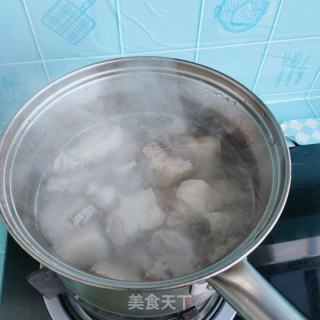 五花肉烧土豆的做法步骤：1