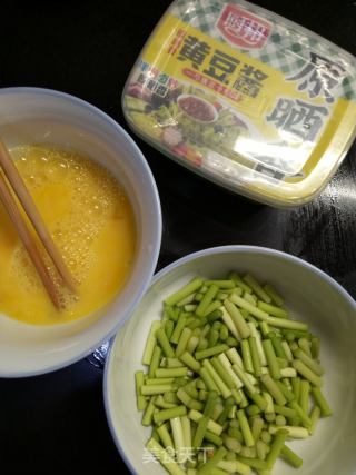 酱香蒜苔炒鸡蛋的做法步骤：1